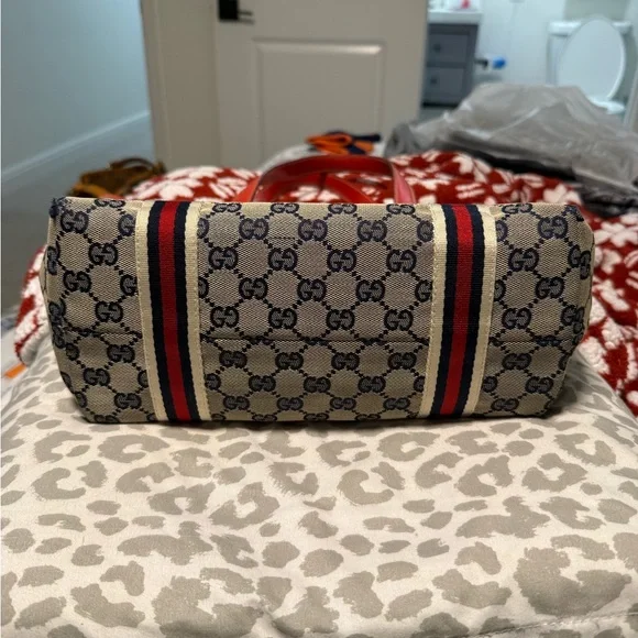Authentic Gucci tote tan and red. Comes with certificate of authenticity - Picture 6 of 12